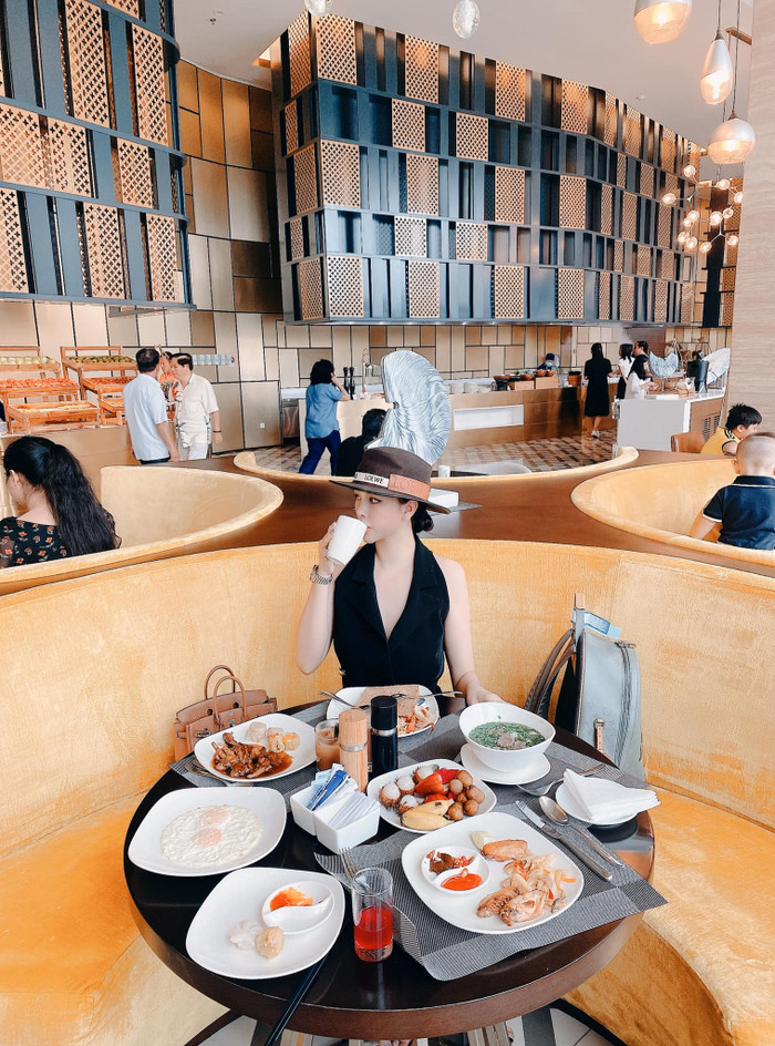 Anh trai Bảo Thy đăng loạt ảnh du lịch sang chảnh nhưng nhan sắc bà xã Trang Pilla mới chiếm 'spotlight' Ảnh 9