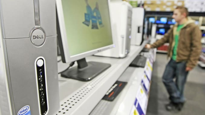 Người dùng đang xem một chiếc máy tính Dell tại cửa hàng Best Buy ở Orem, Utah. Ảnh: Bloomberg