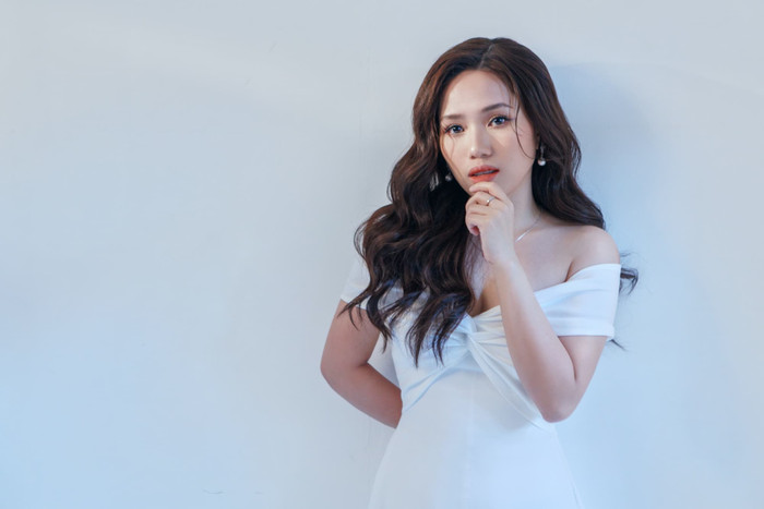 Thùy Chi thì đã có thời gian dài được khán giả Việt biết đến trước đây với những bản hit như 'Xe đạp', 'Giữ em đi', 'Mình cùng nhau đóng băng',...