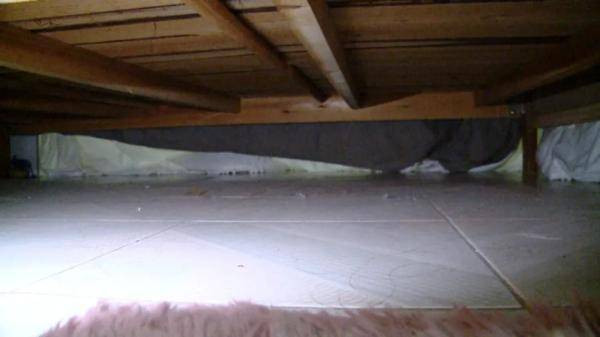 Người đàn ông lạ mặt nằm trốn dưới gầm giường. 