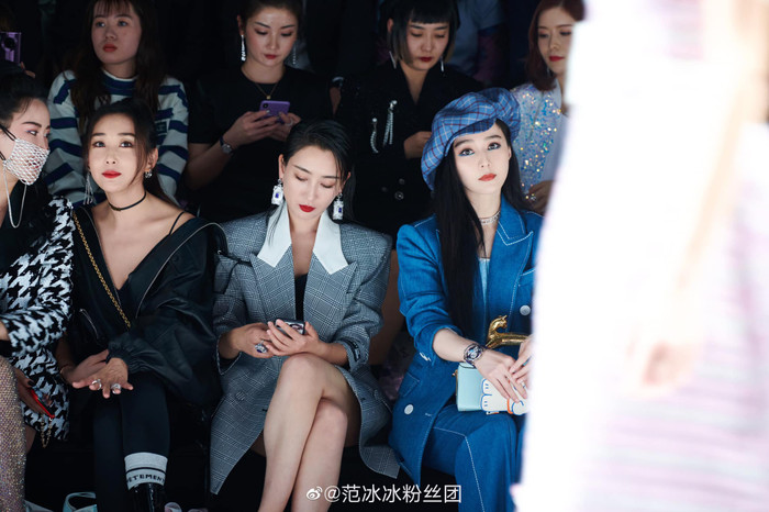 Dù kiểu mũ 'thô kệch' không ăn nhập gì tổng thể nhưng Phạm Băng Băng vẫn trông đẹp ngời ngời nhất show thời trang 