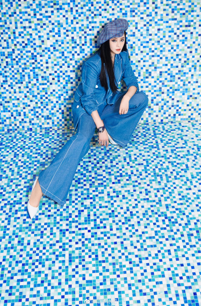 Băng tỷ chơi nguyên cây đồ màu xanh từ trên xuống dưới cho đến phụ kiện đồng hồ và kiểu mũ beret thô kệch chỉ chừa đôi cao gót bít mũi là màu trắng 