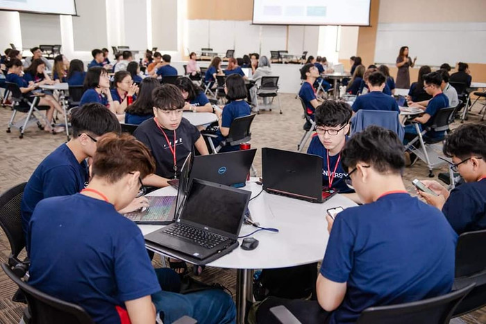 Tham gia các hoạt động đầu tiên tại trường