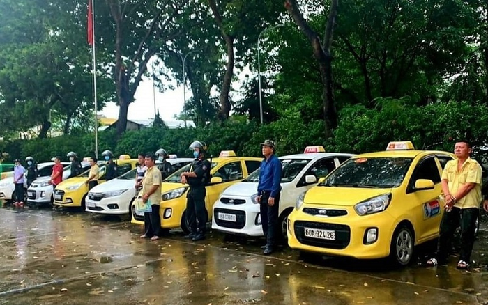 Mâu thuẫn tranh giành khách, 7 tài xế taxi ở Đồng Nai lao vào hỗn chiến trước cổng bệnh viện Ảnh 2