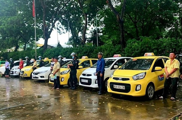 Nhóm tài xế taxi bị công an bắt giữ. Ảnh: N.Đ.N/VietNamNet