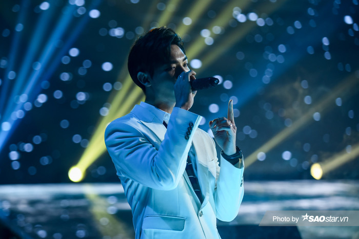 Trái ngược với Trọng Hiếu, Erik lại mang đến sân khấu bộ cánh theo phong cách lịch lãm. 