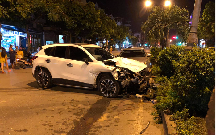 Xe Mazda gây ra nhiều vụ tai nạn liên tiếp bỏ chạy điên cuồng, tông 1 người đi bộ tử vong Ảnh 2