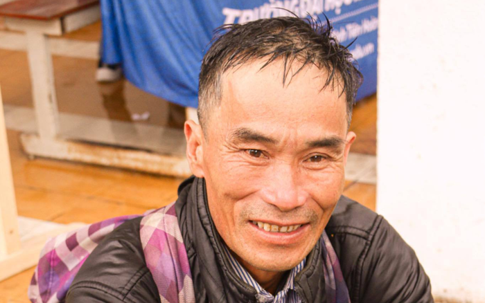 Hình ảnh người cha cả người ướt nhèm, lặng lẽ ngồi góc sân trường đợi con trai nhập học gây xúc động mạnh Ảnh 2