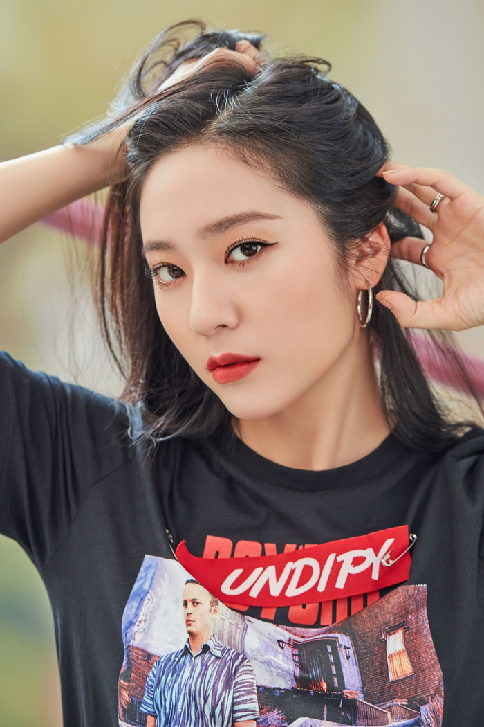 Krystal cũng đã từng hoạt động với tư cách người mẫu cho nhiều công ty lớn nhỏ, chính vì thế nó cũng là một sở trường của nàng.
