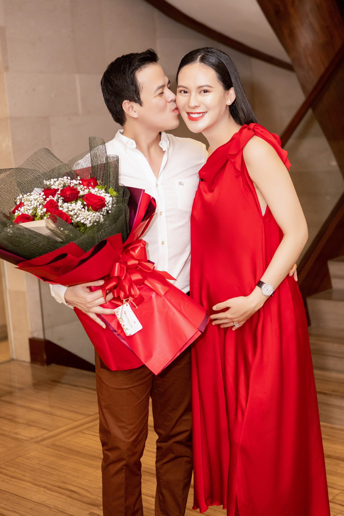 Người đẹp cũng từng cho biết, dù mang thai lần thứ hai nhưng cô vẫn không khỏi hồi hộp, vui sướng, cảm giác vẫn khó tả như lần đầu