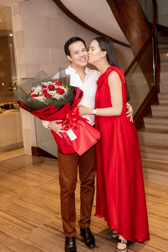 Từ khi Sang Lê có bầu lần 2, ông xã của cô luôn chủ động sắp xếp công việc để dành thêm thời gian cho vợ con và khuyên cô nên bỏ bớt công việc để giữ sức khỏe, chăm sóc bản thân