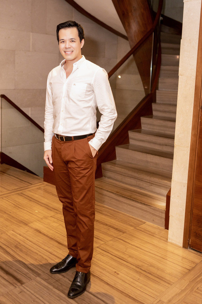 Doanh nhân Việt Anh - ông xã Sang Lê rất yêu vợ, luôn gắn bó với cô như hình với bóng và là một người đàn ông biết cách yêu thương, biết cách nhường nhịn,bao bọc người phụ nữ của mình