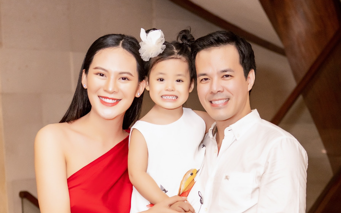 Người đẹp được yêu thích nhất MU 2015 rực rỡ như đóa hồng ở tháng cuối thai kỳ, đón tuổi mới bên chồng con Ảnh 2