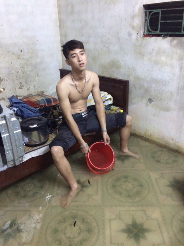 Không chỉ nước ngập, các vách tường cũng ố màu do nước mưa ngấm nhiều ngày liền. Ảnh: Đinh Văn Hiếu