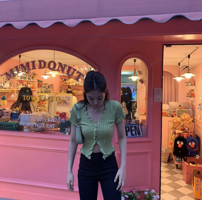 Kiểu áo này lập tức trở thành cơn sốt đến mức nhiều thương hiệu khá copy y chang cái mẫu mà gà nhà YG mặc đặt cái tên là ' Jennie Croptop' 