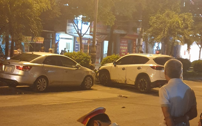 Camera ghi lại cảnh ô tô 'điên' Mazda CX5 gây tai nạn liên hoàn tại Hà Nội khiến nhiều người khiếp sợ Ảnh 2