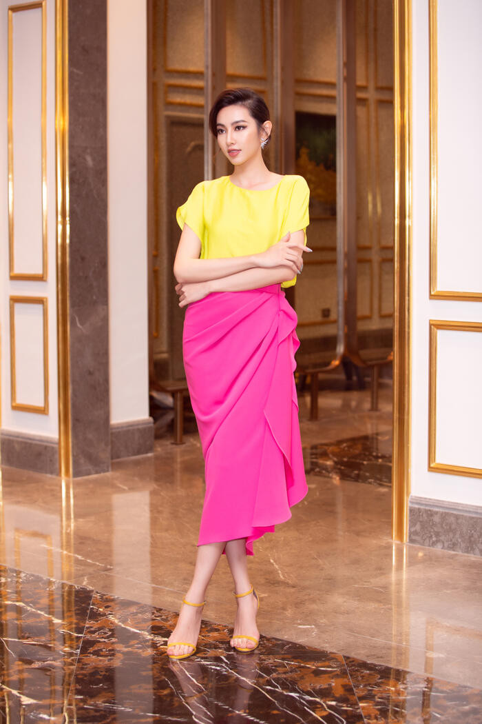 Á hậu Thùy Tiên mang đến cái nhìn sang trọng, lịch thiệp với set đồ theo phong cách colour block, mix match những gam màu đối chọi. 