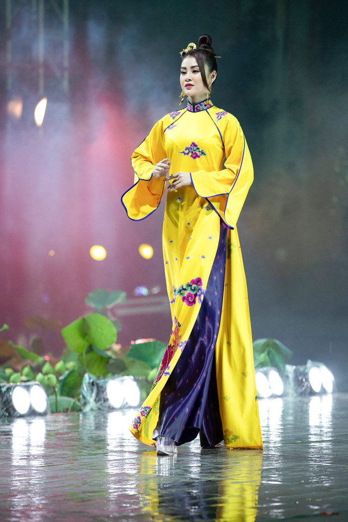 Lý Kim Thảo đẹp lộng lẫy trong tà áo dài vàng quyền quý xa hoa