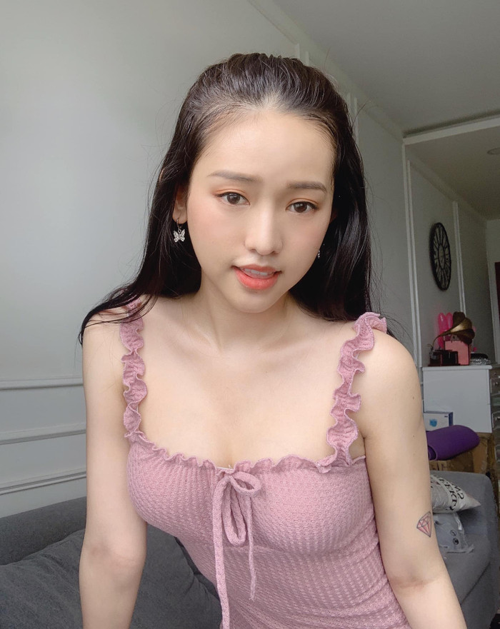 Trên trang cá nhân, Thuý Vi đã chia sẻ chuyện giảm cân thành công: 'Sau nỗ lực giảm cân cũng đã thấy xương quai xanh rồi', cô viết