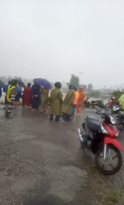 Nữ sản phụ trên đường đi sinh bị lật thuyền lũ cuốn mất tích thương tâm, chồng gào khóc thảm thiết Ảnh 2