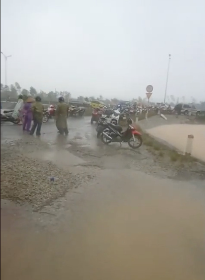Nữ sản phụ trên đường đi sinh bị lật thuyền lũ cuốn mất tích thương tâm, chồng gào khóc thảm thiết Ảnh 1