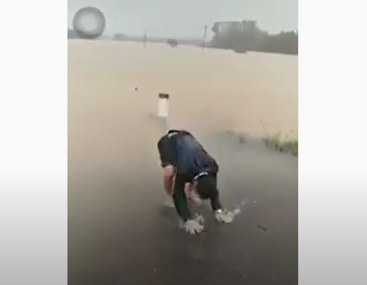 Người chồng gào khóc thảm thiết