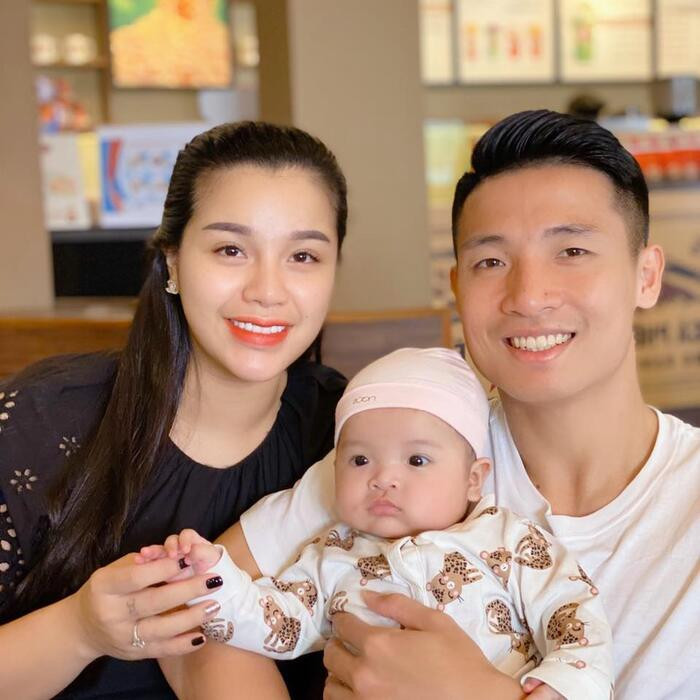 Cầu thủ Bùi Tiến Dũng cùng vợ và con gái đầu lòng
