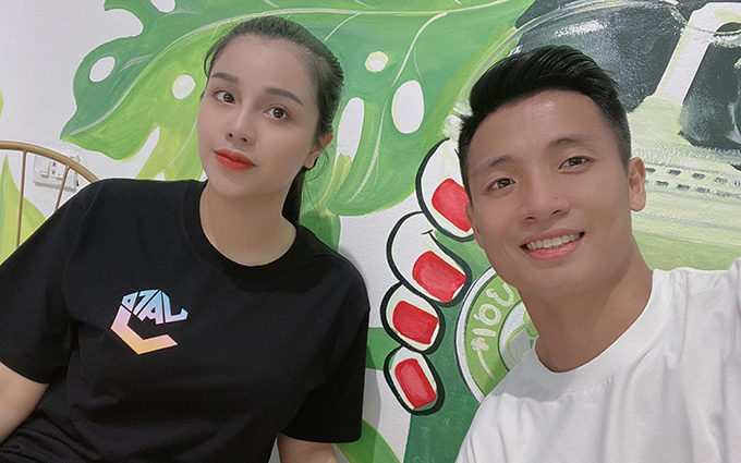 Bùi Tiến Dũng và Khánh Linh mặc áo đôi được Văn Toàn tặng Ảnh 2