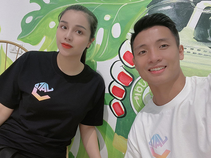 Bùi Tiến Dũng và Khánh Linh đáp lễ Văn Toàn bằng việc quảng cáo thương hiệu riêng của đồng đội.