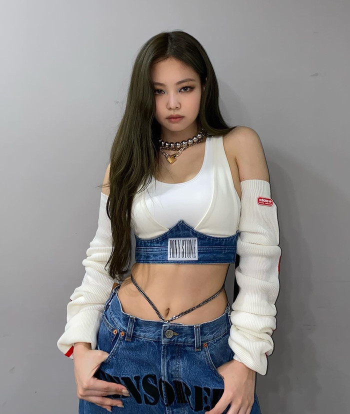 Jennie Black Pink cũng vừa qua diện dáng quần dây cut -out hai bên eo khi quảng bá ca khúc mới trên đài MBC