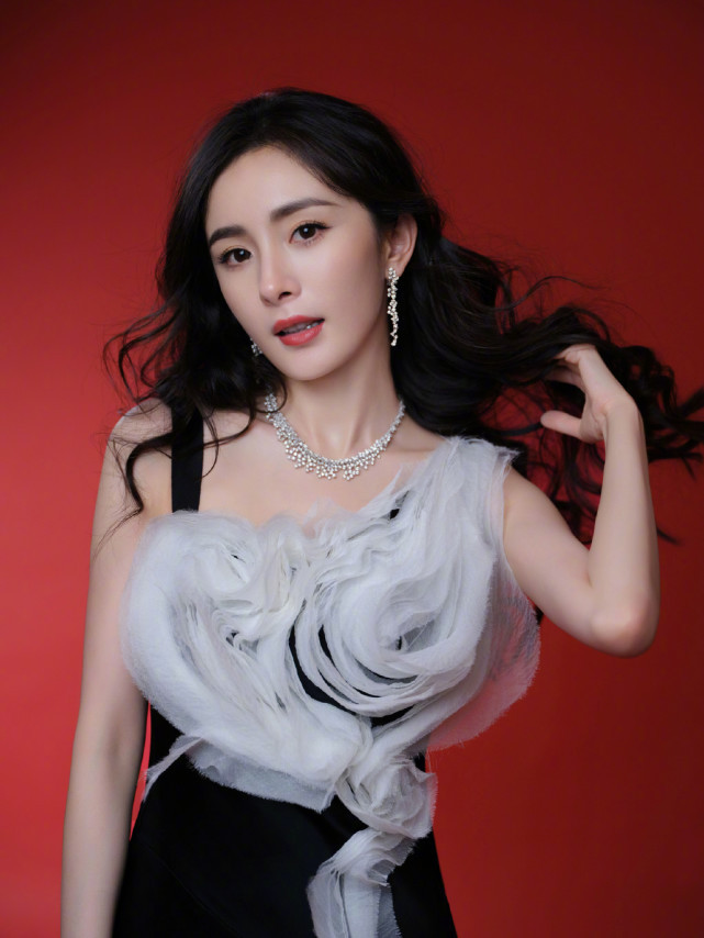 Fan Dương Mịch mỉa mai Triệu Lệ Dĩnh có chồng nhưng không được tổ chức đám cưới, trù ẻo đối thủ về ngày sinh nhật Ảnh 2