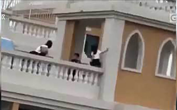 4 đứa trẻ nhảy nhót trên lan can tầng 22, người xung quanh toát mồ hôi hột khi chứng kiến Ảnh 2