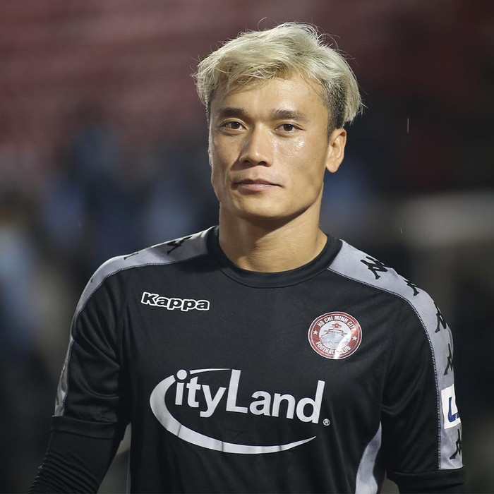 Bùi Tiến Dũng gặp khó khăn trong cuộc chiến giành vị trí số 1 trong khung gỗ CLB TP.HCM.