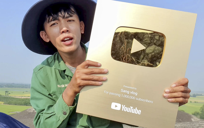 Sang Vlog là 1 trong 2 'YouTuber phụ hồ' nổi tiếng nhất mạng xã hội Việt Nam hiện nay. (Ảnh: Sang Vlog)