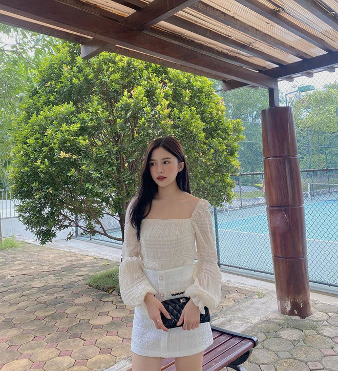 Trên mạng xã hội, cô nàng thu hút gần 450.000 lượt theo dõi nhờ phong cách nữ tính nhưng vẫn gợi cảm, thu hút. 