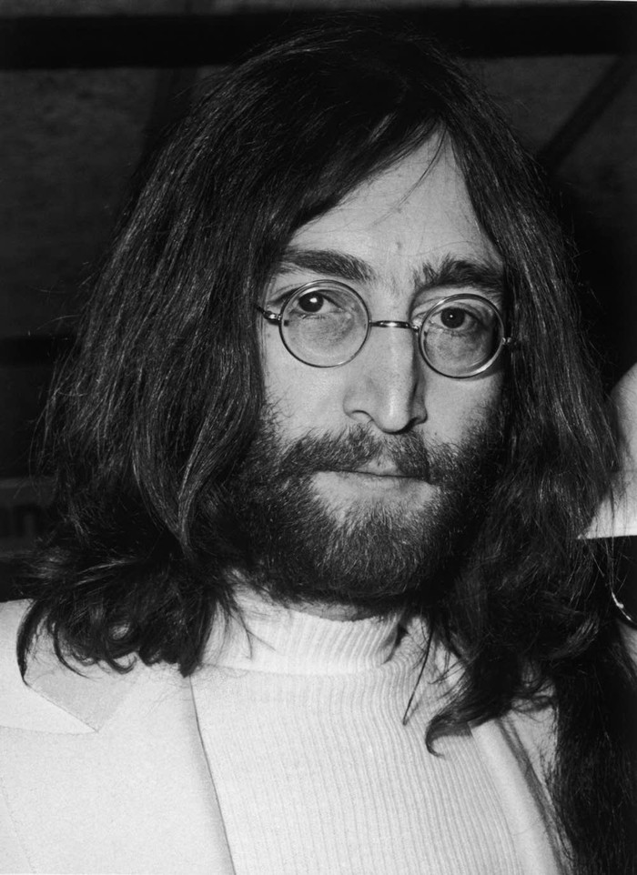 John Lennon mãi mãi ra đi ở tuổi 40 khi bị chính fan hâm mộ ám sát.