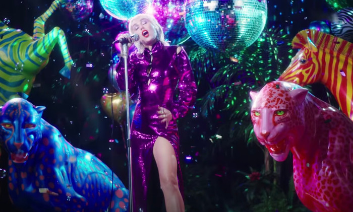 'Midnight Sky' của Miley Cyrus mang âm hưởng disco 80s.