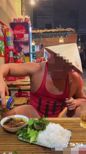 Liên tục có hành động chế giễu văn hóa Việt, chàng trai Tây nhận 'gạch đá' từ dân mạng Ảnh 6