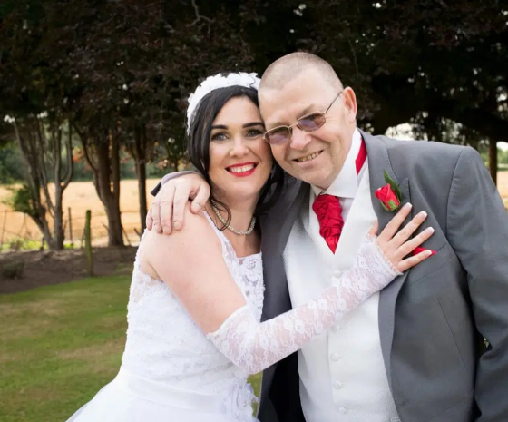 Cô dâu Kim Leary và bố, ông John Douglas.