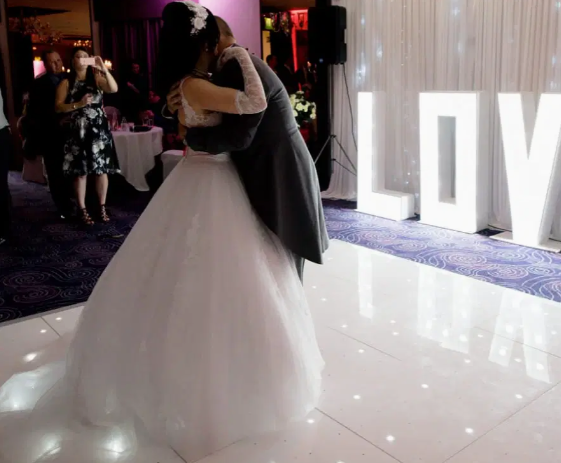 Ông phát bệnh tim trên sàn nhảy trong lúc diễn ra lễ cưới của con gái.