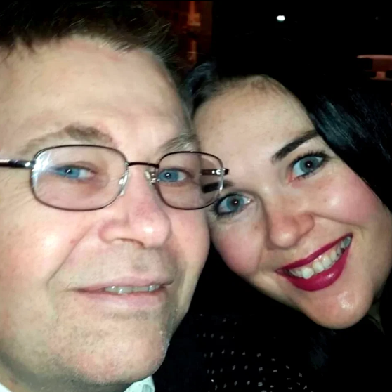 Biết mình có tiền sử bệnh tim nhiều năm, trước lúc tham dự lễ cưới của con gái, ông John đã uống thuốc để ngăn bệnh tình bộc phát.