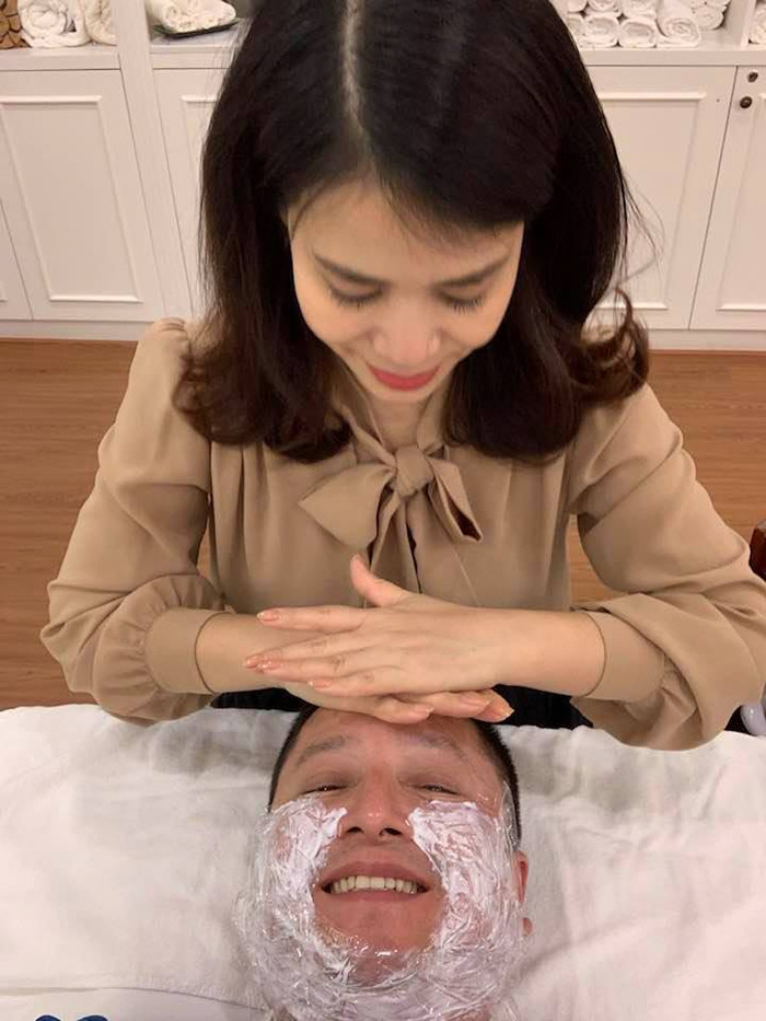 Mặc búa rìu dư luận, NSƯT Chí Trung và bạn gái Ý Lan vẫn quýt như hình với bóng và cực kì hạnh phúc 