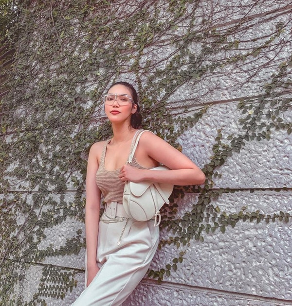 Gout ăn mặc sang trọng, quyến rũ, chất đầy hàng hiệu.&nbsp;