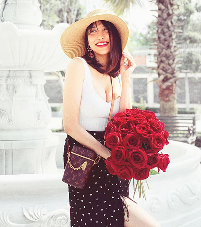 Áo và váy ôm sát, tôn lên vòng 1 phồn thực, dễ khiến khán giả mê đắm.&nbsp;