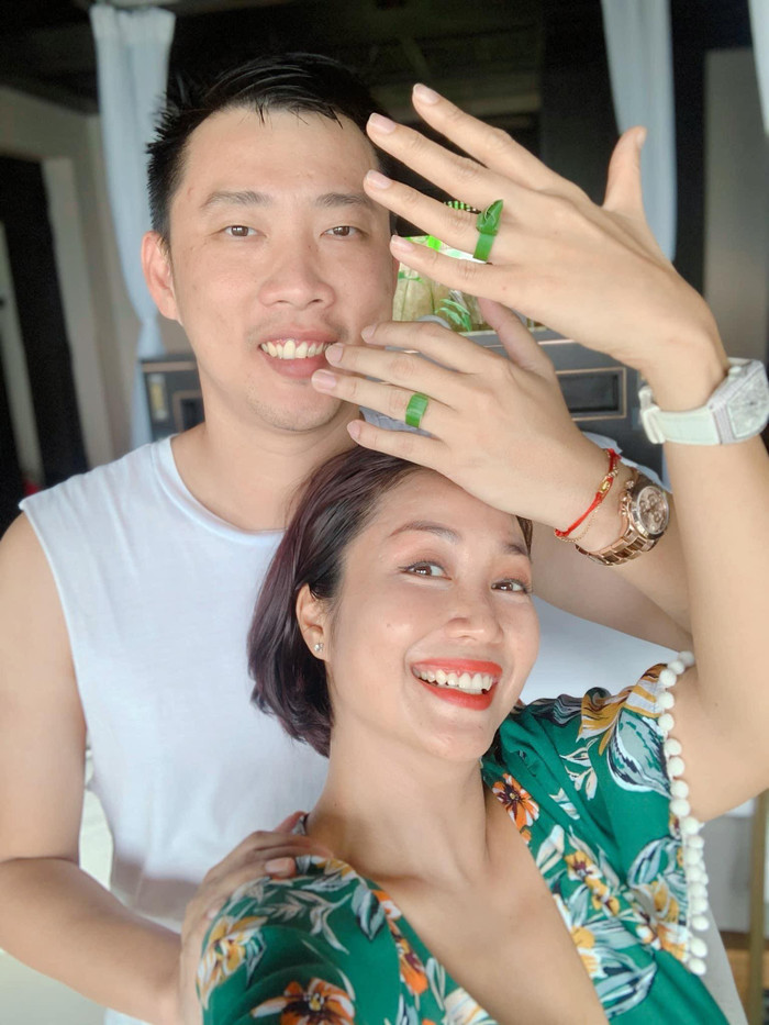 Nữ diễn viên hạnh phúc khoe cặp nhẫn cỏ đôi với ông xã