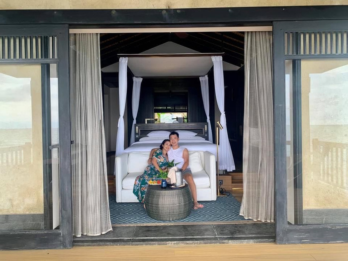  Được biết tại khu resort, Ốc Thanh Vân cùng ông xã đã chọn phòng có giá 1000 USD mỗi đêm (hơn 23 triệu đồng) để nghỉ dưỡng