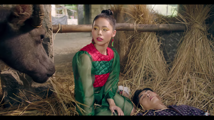 Ngồi trong chuồng gia súc với đầy ắp những ụ rơm.