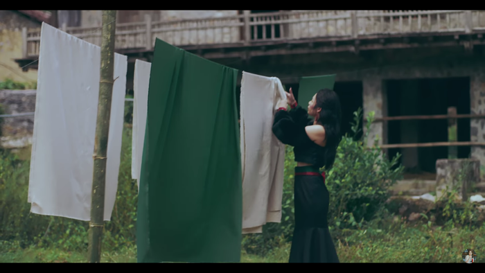 Phân cảnh phơi quần áo...