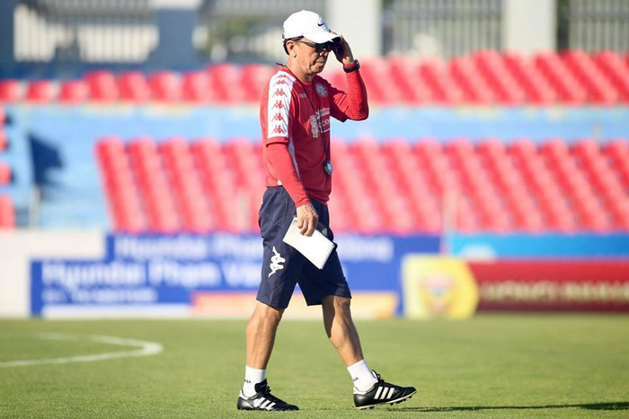 CHờ ông Chung trổ tài để TPHCM hạ Viettel. Ảnh: CLB TPHCM