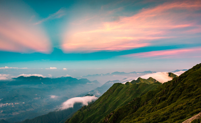 Nhưng theo những “khách quen” của du lịch Sa Pa thì thời điểm ngắm biển mây đẹp nhất trên đỉnh Fansipan lại là lúc hoàng hôn. Khi đó ánh mặt trời như nhuộm cả biển mây thành màu vàng cam rực rỡ, rồi chuyển dần sang hồng tím, đẹp khó tả bằng lời. 